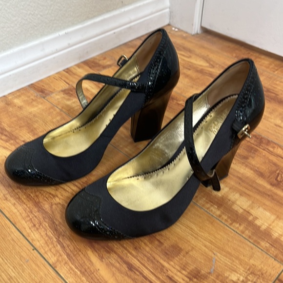 Coach - Picture 2 of 7